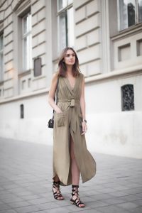 Dép Sandal Quai ngang kết hợp với Váy Maxi